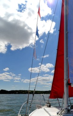 Yazın güneşli bir yatta yelken açar