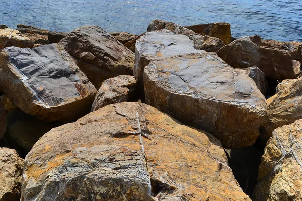 Pedras perto do mar ao sol — Fotografia de Stock