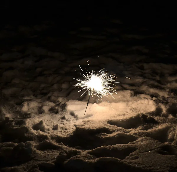 Brillante en la oscuridad en la nieve — Foto de Stock