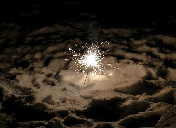 Brillante en la oscuridad en la nieve — Foto de Stock