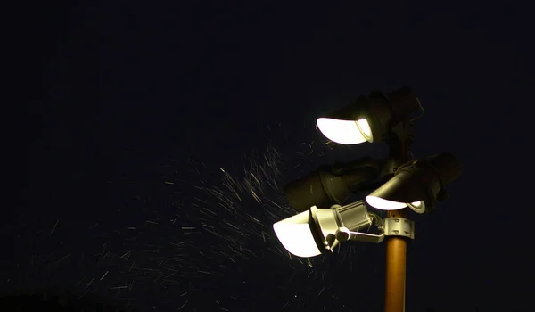 โคมไฟหิมะในความมืด — ภาพถ่ายสต็อก