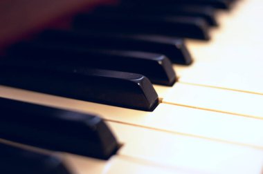 Eski ahşap piyano tuşlarını kapat