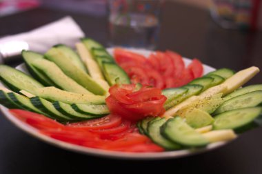 Sebze domatesleri, salatalıklar tabakta.