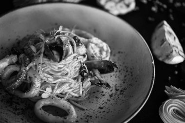 Lezzetli İtalyan spagettisi ve taze deniz ürünleri ve lezzetli sebzeler.