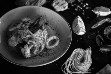 Lezzetli İtalyan spagettisi ve taze deniz ürünleri ve lezzetli sebzeler.