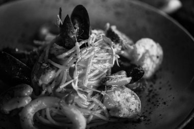 Lezzetli İtalyan spagettisi ve taze deniz ürünleri ve lezzetli sebzeler.