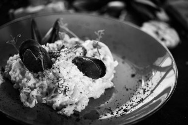 Taze deniz ürünleri, sebzeler ve baharatlı İtalyan pilavı. 