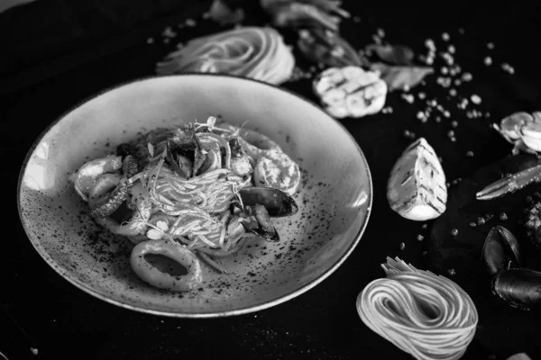 新鮮な魚介とおいしい野菜とおいしいイタリアのスパゲティ — ストック写真