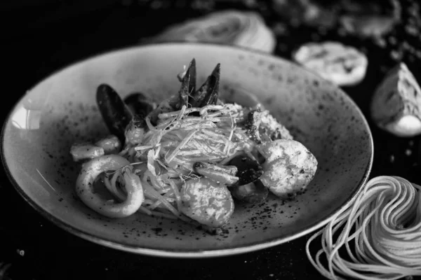 Heerlijke Italiaanse Spaghetti Met Verse Zeevruchten Smakelijke Groenten — Stockfoto