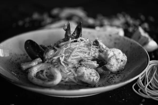 Espaguete Italiano Delicioso Com Frutos Mar Frescos Legumes Saborosos — Fotografia de Stock