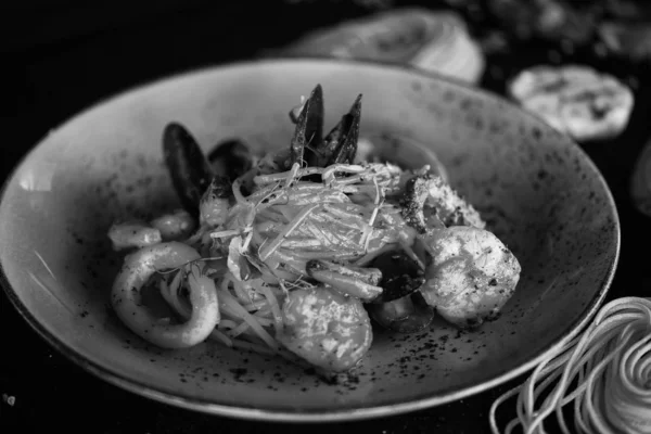 Vynikající Italské Špagety Čerstvými Mořskými Plody Chutnou Zeleninou — Stock fotografie