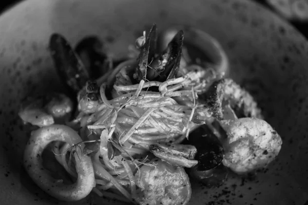 意大利好吃的意式意式意式意大利面配新鲜海鲜和美味蔬菜 — 图库照片