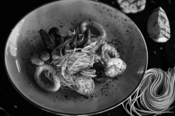 新鮮な魚介とおいしい野菜とおいしいイタリアのスパゲティ — ストック写真