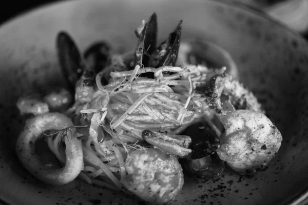 Вкусные Итальянские Спагетти Свежими Морепродуктами Вкусными Овощами — стоковое фото