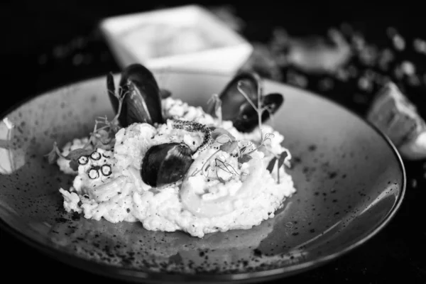 해산물 양념을 곁들인 맛있는 이탈리아 리소토 — 스톡 사진
