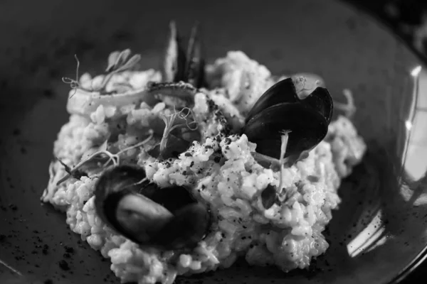 Heerlijke Italiaanse Risotto Met Verse Zeevruchten Groenten Specerijen — Stockfoto