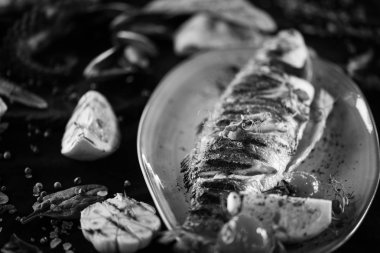 Limonlu ızgara balık, tuz ve biber.