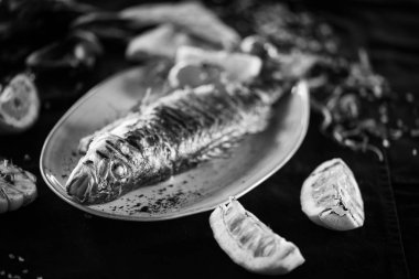 Limonlu ızgara balık, tuz ve biber.