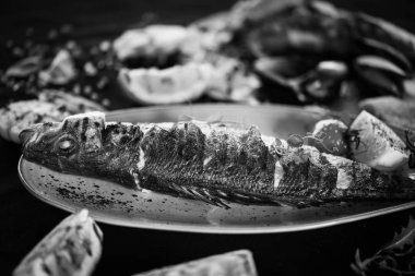 Limonlu ızgara balık, tuz ve biber.