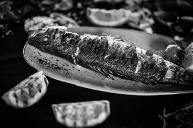 Limonlu ızgara balık, tuz ve biber.