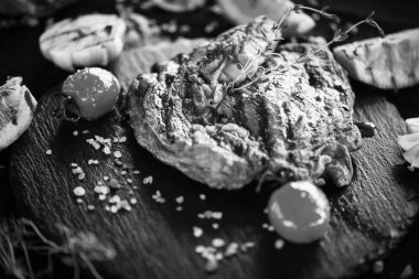 Izgara sebzeli biftek ve taze baharat. 