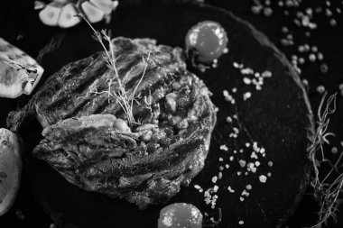 Izgara sebzeli biftek ve taze baharat. 