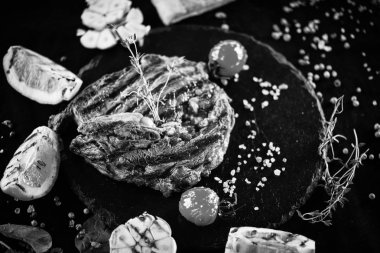 Izgara sebzeli biftek ve taze baharat. 