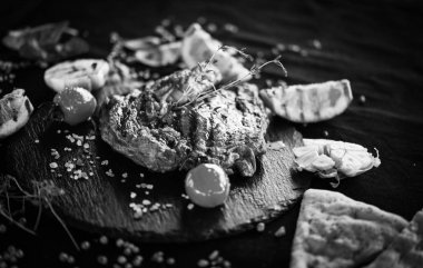 Izgara sebzeli biftek ve taze baharat. 