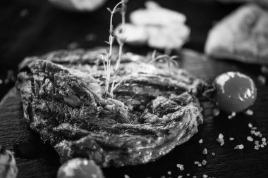 Izgara sebzeli biftek ve taze baharat. 