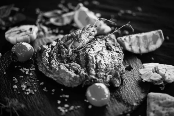 Steak Côtelé Aux Légumes Grillés Épices Fraîches — Photo