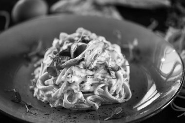 Lezzetli carbonara makarnası, taze malzemeler ve kızarmış pastırma.