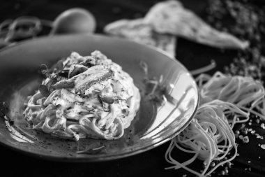 Lezzetli carbonara makarnası, taze malzemeler ve kızarmış pastırma.