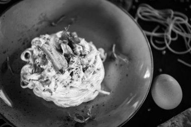 Lezzetli carbonara makarnası, taze malzemeler ve kızarmış pastırma.