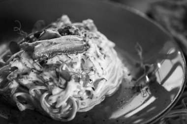 Lezzetli carbonara makarnası, taze malzemeler ve kızarmış pastırma.