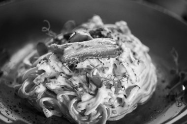 Lezzetli carbonara makarnası, taze malzemeler ve kızarmış pastırma.