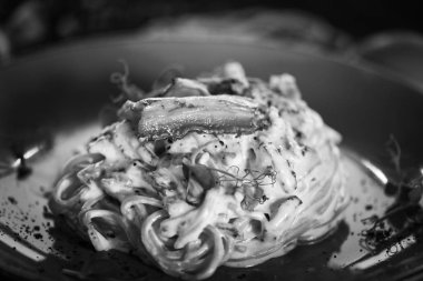 Lezzetli carbonara makarnası, taze malzemeler ve kızarmış pastırma.