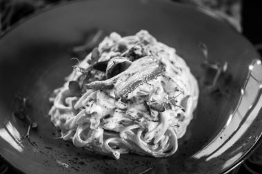 Lezzetli carbonara makarnası, taze malzemeler ve kızarmış pastırma.