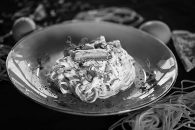 Lezzetli carbonara makarnası, taze malzemeler ve kızarmış pastırma.