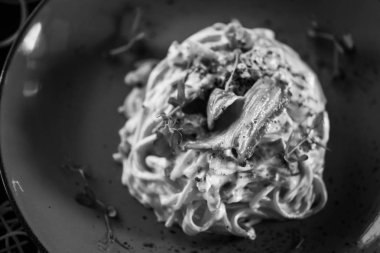 Lezzetli carbonara makarnası, taze malzemeler ve kızarmış pastırma.