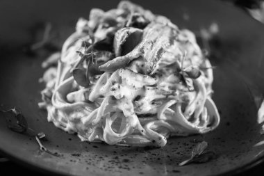 Lezzetli carbonara makarnası, taze malzemeler ve kızarmış pastırma.