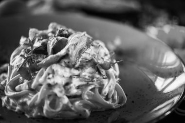 Lezzetli carbonara makarnası, taze malzemeler ve kızarmış pastırma.