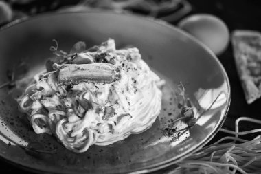 Lezzetli carbonara makarnası, taze malzemeler ve kızarmış pastırma.