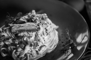 Lezzetli carbonara makarnası, taze malzemeler ve kızarmış pastırma.