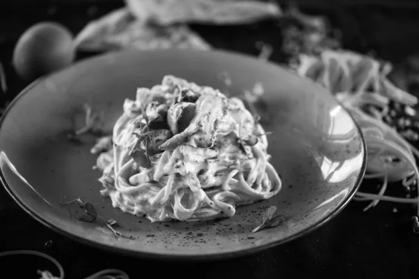 Vynikající Carbonara Těstoviny Čerstvými Ingrediencemi Pečenou Slaninou — Stock fotografie