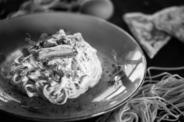 Köstliche Carbonara Pasta Mit Frischen Zutaten Und Gebratenem Speck — Stockfoto