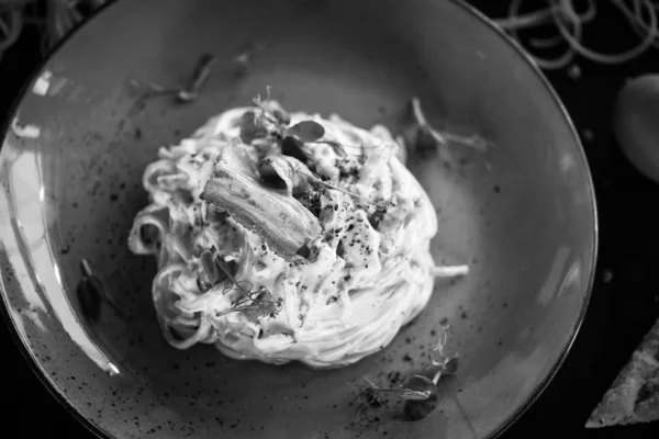Vynikající Carbonara Těstoviny Čerstvými Ingrediencemi Pečenou Slaninou — Stock fotografie
