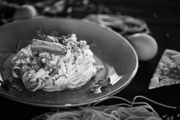 Köstliche Carbonara Pasta Mit Frischen Zutaten Und Gebratenem Speck — Stockfoto