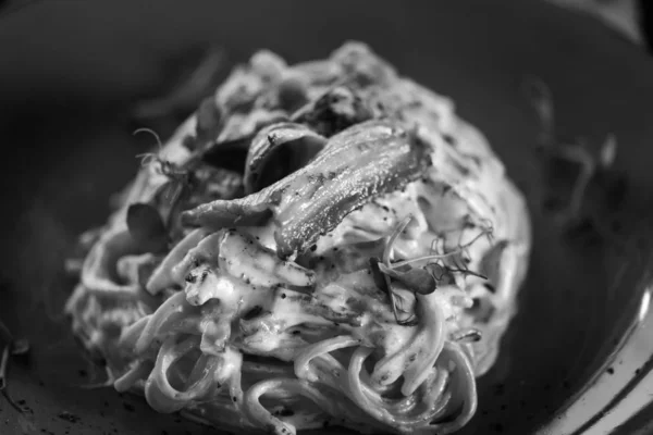 新鮮な食材とローストベーコンのおいしいカルボナーラパスタ — ストック写真