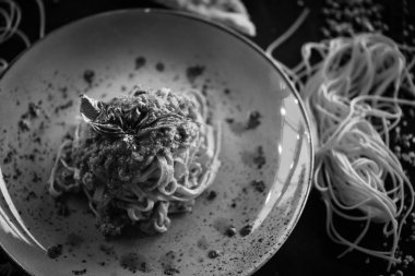 Taze malzeme ve baharatlı İtalyan bolonez makarnası.