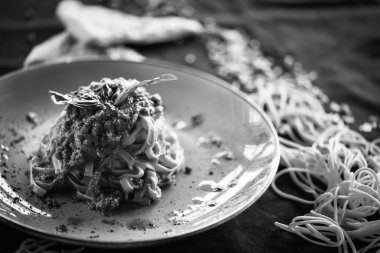 Taze malzeme ve baharatlı İtalyan bolonez makarnası.